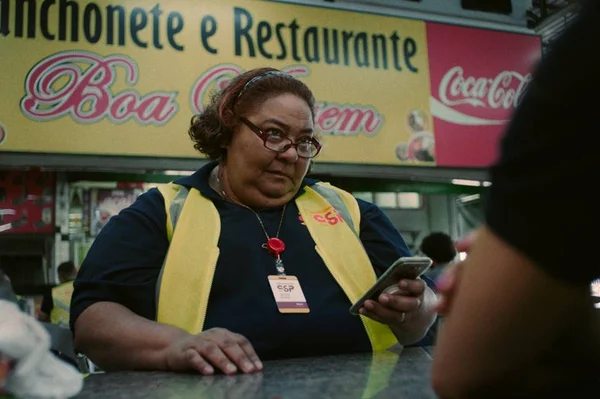 Atriz Aline Marta Maia, de 61 anos, em cena do filme Pedágio
