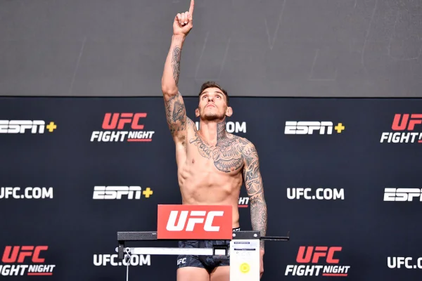 Do direito ao MMA: Renato Moicano busca vitória nos leves do UFC