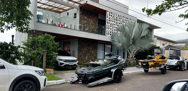 Britânicos chefiavam bunker de cocaína e levavam vida de luxo, diz PF