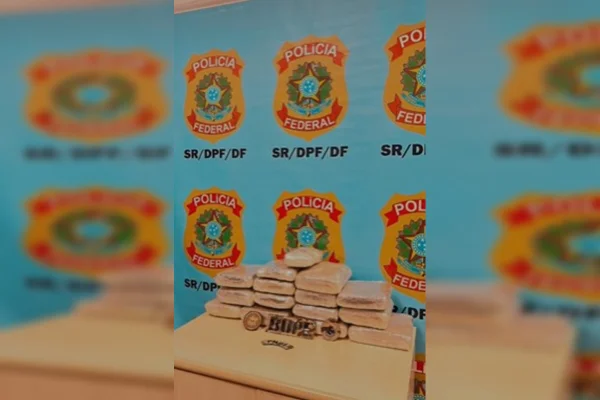 Imagem colorida de apreensão de drogas da PF