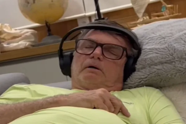 Imagem colorida do ex-presidente Jair Bolsonaro dormindo
