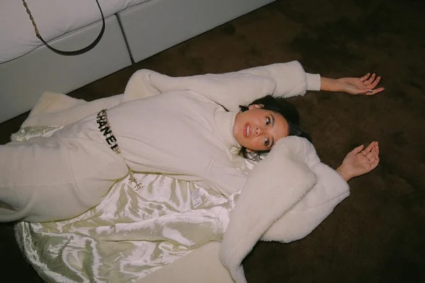 Bruna Marquezine se emociona com presente que não custou nada
