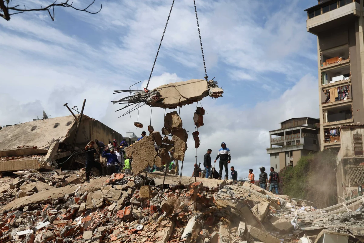 Pessoas e equipes de resgate trabalham nos escombros do edifício Moises, na Avenida Anauco, após um terremoto de magnitude 7,2 atingir a Venezuela Pessoas e equipes de resgate trabalham nos escombros do edifício Moises, na Avenida Anauco, após um terremoto de magnitude 7,2 atingir a Venezuela