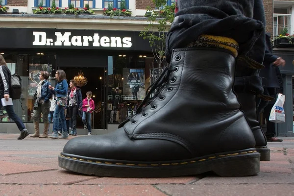Dr. Martens: clientes alegam que qualidade dos produtos despencou