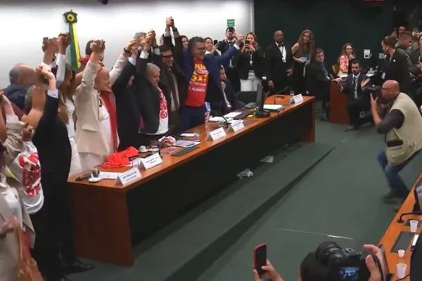 Imagem colorida, Confira quais deputados votaram contra o fim da escala 6x1 na Câmara - Metrópoles