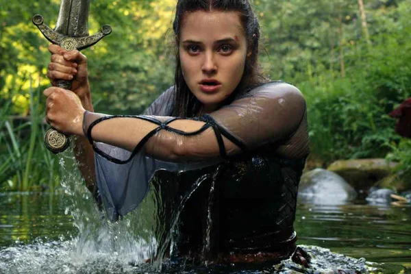 Katherine Langford (Nimue)