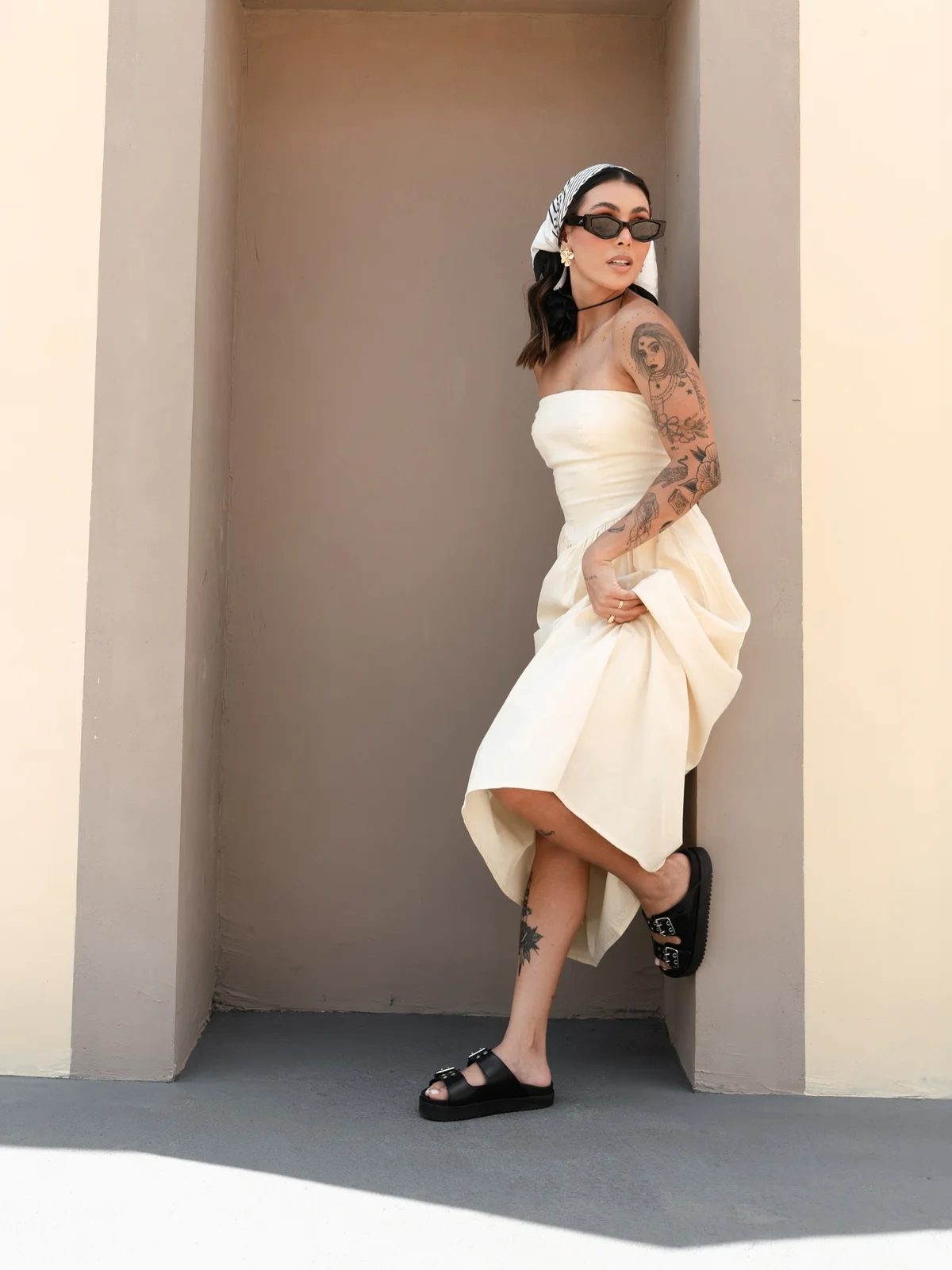 Combinação de papete com vestido e lenço na cabeça Combinação de papete com vestido e lenço na cabeça