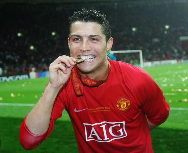 Cristiano Ronaldo mordendo a medalha da Champions em 2008