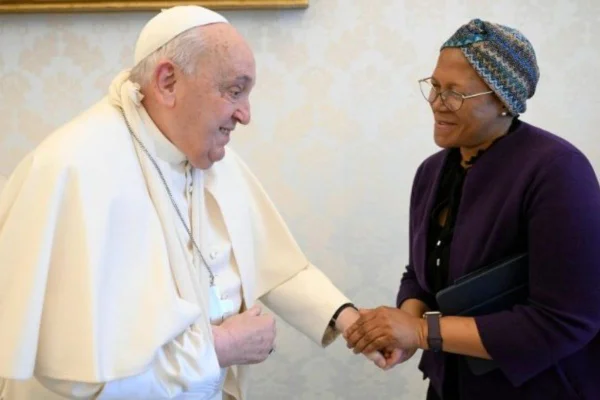Foto colorida do Papa Francisco com o braço imobilizado em encontro com presidente do Comitê Mundial para a Segurança Alimentar, Nosipho Nausca-Jean Jezile - Metrópoles