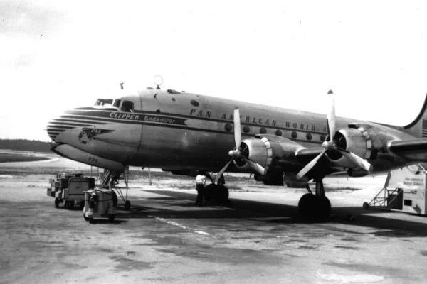 Imagem preto e branco mostra avião que caiu no mar e encontrado 74 anos depois - Metrópoles