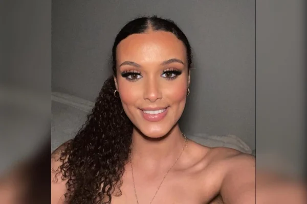 Foto selfie de Mia Robins diagnosticada com tumor de ovário
