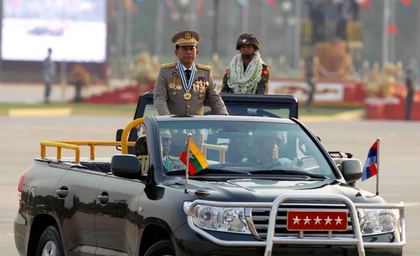 Imagem colorida mostra o líder do regime militar em Mianmar - Metrópoles