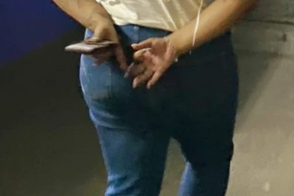 Foto colorida de funcionária sendo presa - Metrópoles
