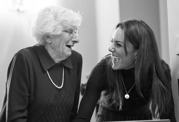Kate Middleton faz ensaio fotográfico com vítimas do Holocausto