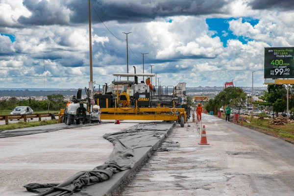 Fotografia colorida mostrando obras na Via Estrutural-Metrópoles