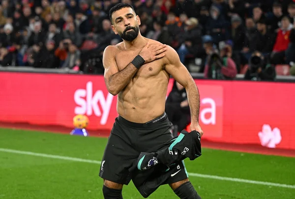 Foto colorida de Mohamed Salah, do Liverpol, comemorando gol - Metrópoles