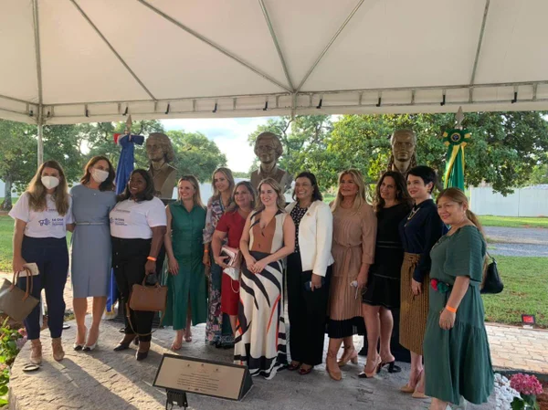 Luiza Brunet inaugura praça em tributo a mulheres vítimas de violência