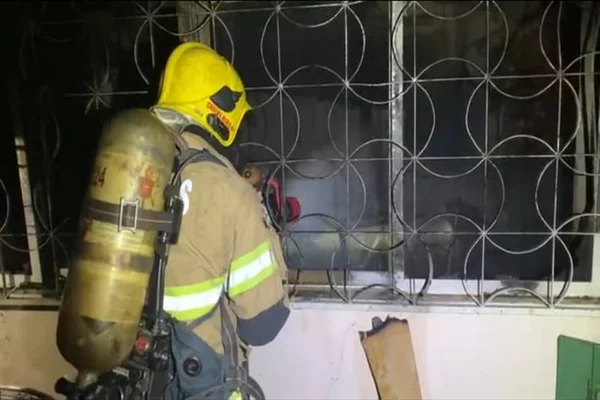 Vídeo: fogo destrói segundo andar de casa no Lago Sul