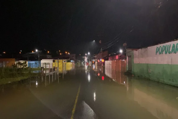 Ruas de cidade de interior de SP viram “rio” após temporal