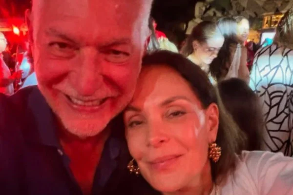 Carolina Ferraz posa com novo amor em viagem; saiba quem é - destaque galeria