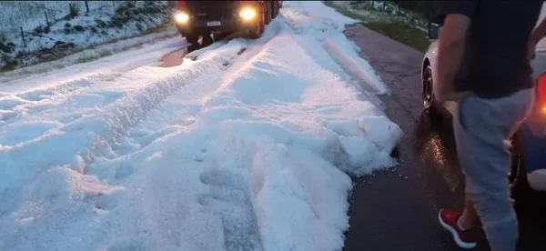 Chuva de granizo em pleno verão provoca estragos em SC