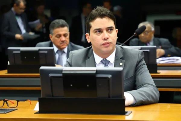 Foto colorida de deputado Júnior Mano - Metrópoles