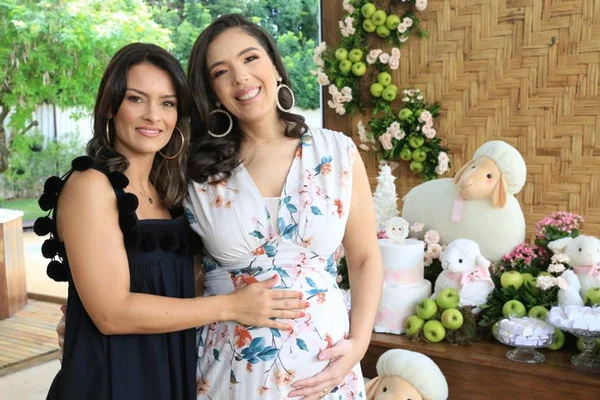 Amigas celebram aniversário e terceira gravidez de Natalie Pinheiro