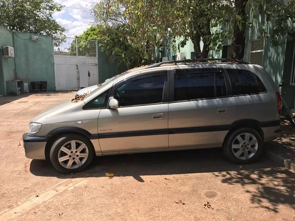 Adolescente perde controle do carro e atropela duas mulheres no DF