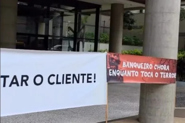 Manifestação em frente ao Centro Empresarial Itaú, no Jabaquara, contra demissões em massa - Metrópoles