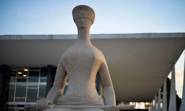 Estátua com venda nos olhos