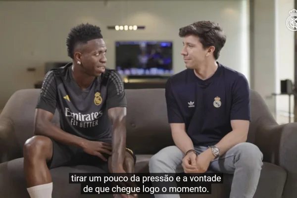 Imagme colorida de Vinicius Jr - Metrópoles
