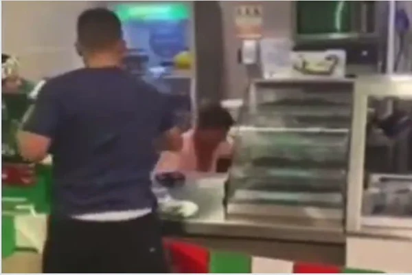 Vídeo: funcionários são agredidos por sete clientes em lanchonete