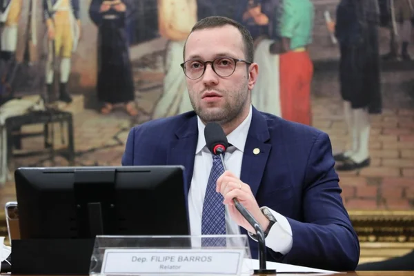 Imagem colorida do deputado Filipe Barros, líder da oposição na Câmara - Metrópoles