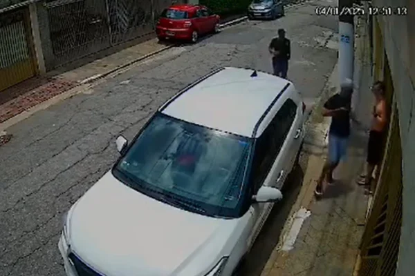Captura de tela de vídeo de segurança que registrou roubo de carro na zona leste de São Paulo à luz do dia. - Metrópoles