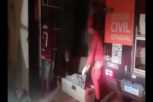 Imagem mostra corpo de jovem sendo recolhido - Metrópoles