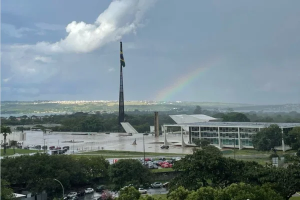 Julgamento de Bolsonaro: petista vê “presságio” em arco-íris no STF