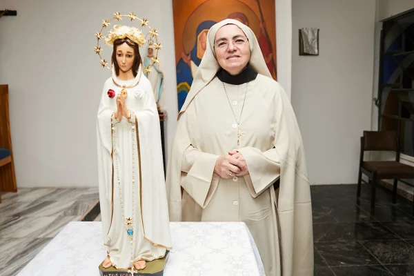 Casa do Candango recebe madre Hildegardis em terço emocionante