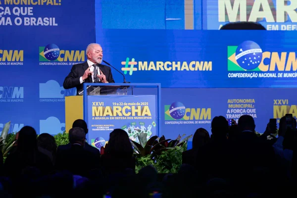 Vídeo: Lula é recebido entre vaias e aplausos em evento com prefeitos