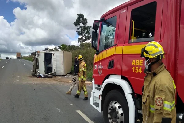 Vídeo: motorista perde o controle e caminhão tomba na BR-020
