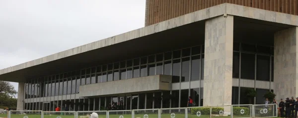 Com uma semana de atraso, GDF paga 13º de servidores nesta quinta. Horas extras também serão depositadas