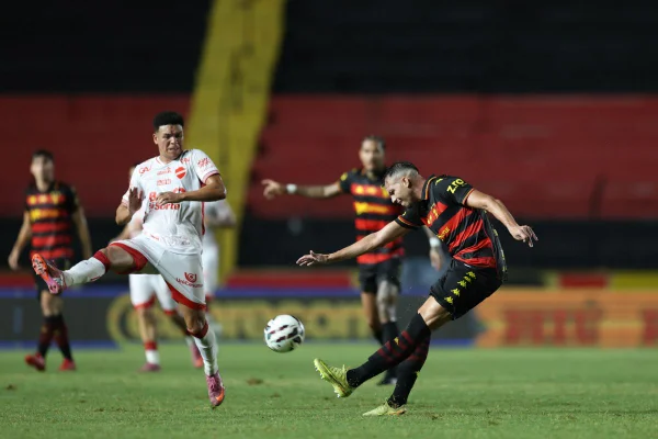Jogadores do Vila Nova e Sport em lance durante duelo