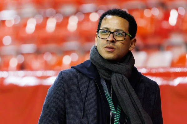 Foto colorida de Liam-Rosenior - Metrópoles