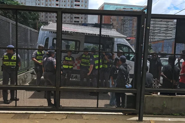 PM mantém famílias em prédio durante reintegração de posse em SP. - Metrópoles