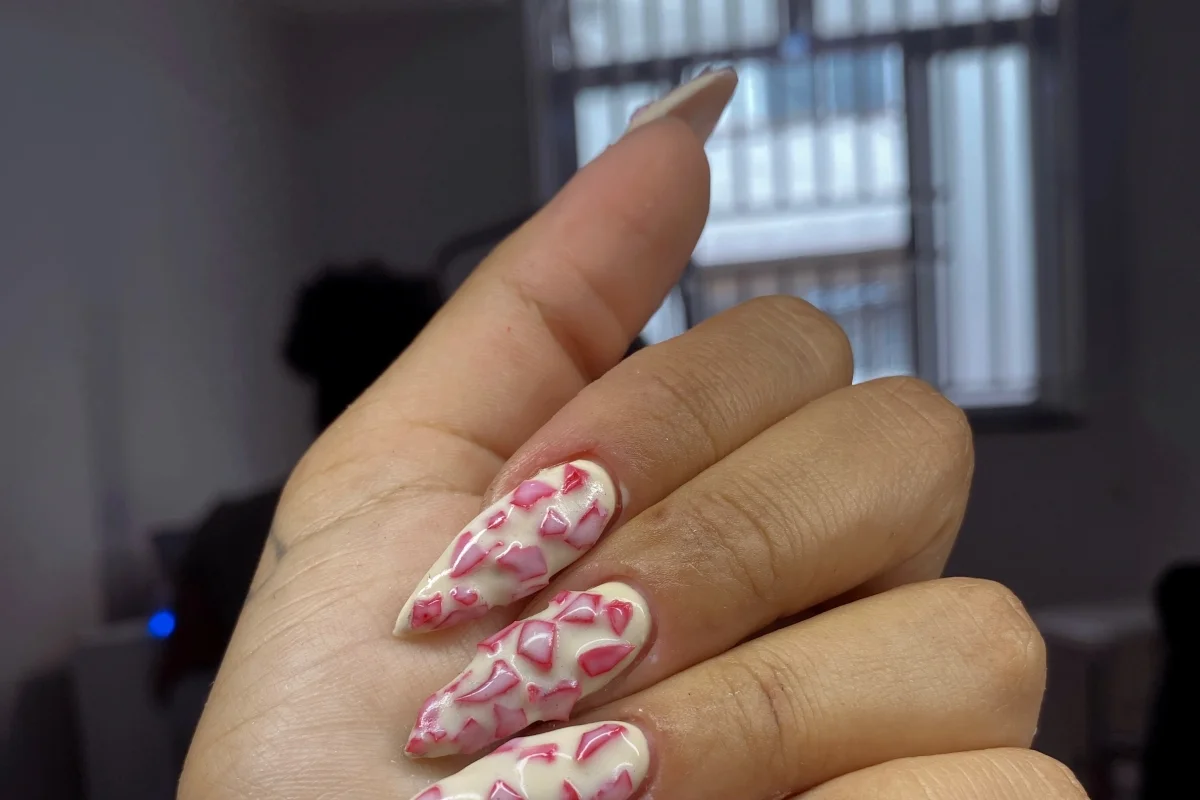 Unhas de morango cravejado são tendência na web