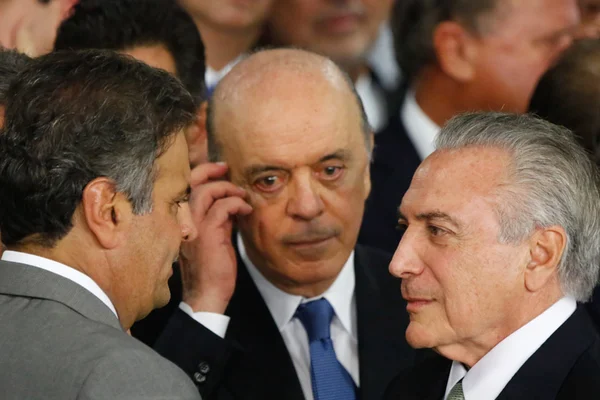 Serra e Aécio vão discutir sucessão no Itamaraty