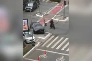 Viatura da PM e Porsche colidem na Avenida Brigadeiro Faria Lima, em São Paulo