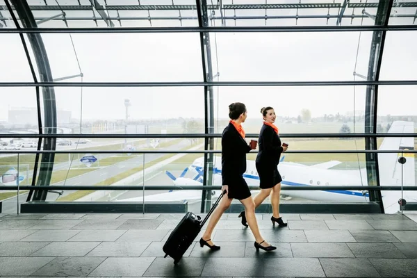 duas mulheres andando no aeroporto