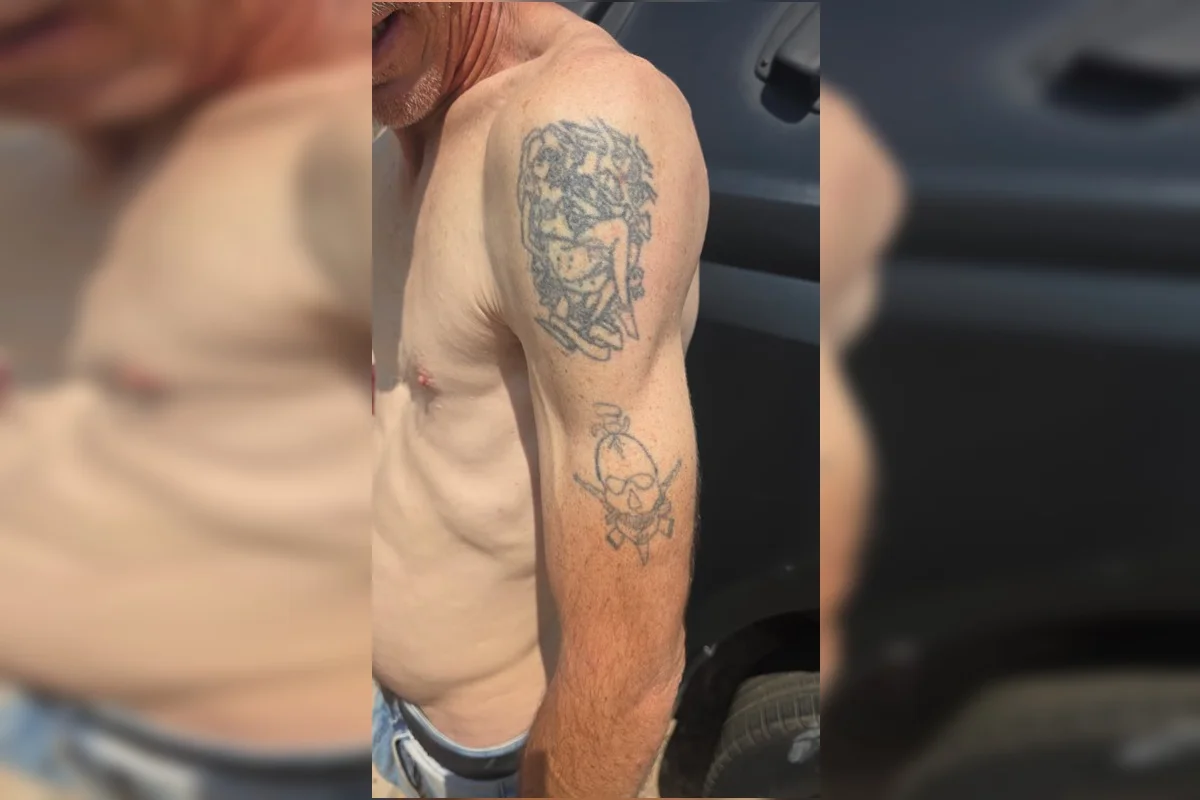 Tatuagem em um dos braços Tatuagem em um dos braços