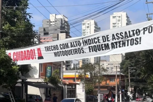 Imagem colorida de faixa estendida por moradores de Pinheiros. Metrópoles