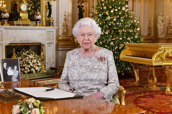 Tradição bizarra de Natal da família real vaza e impressiona súditos